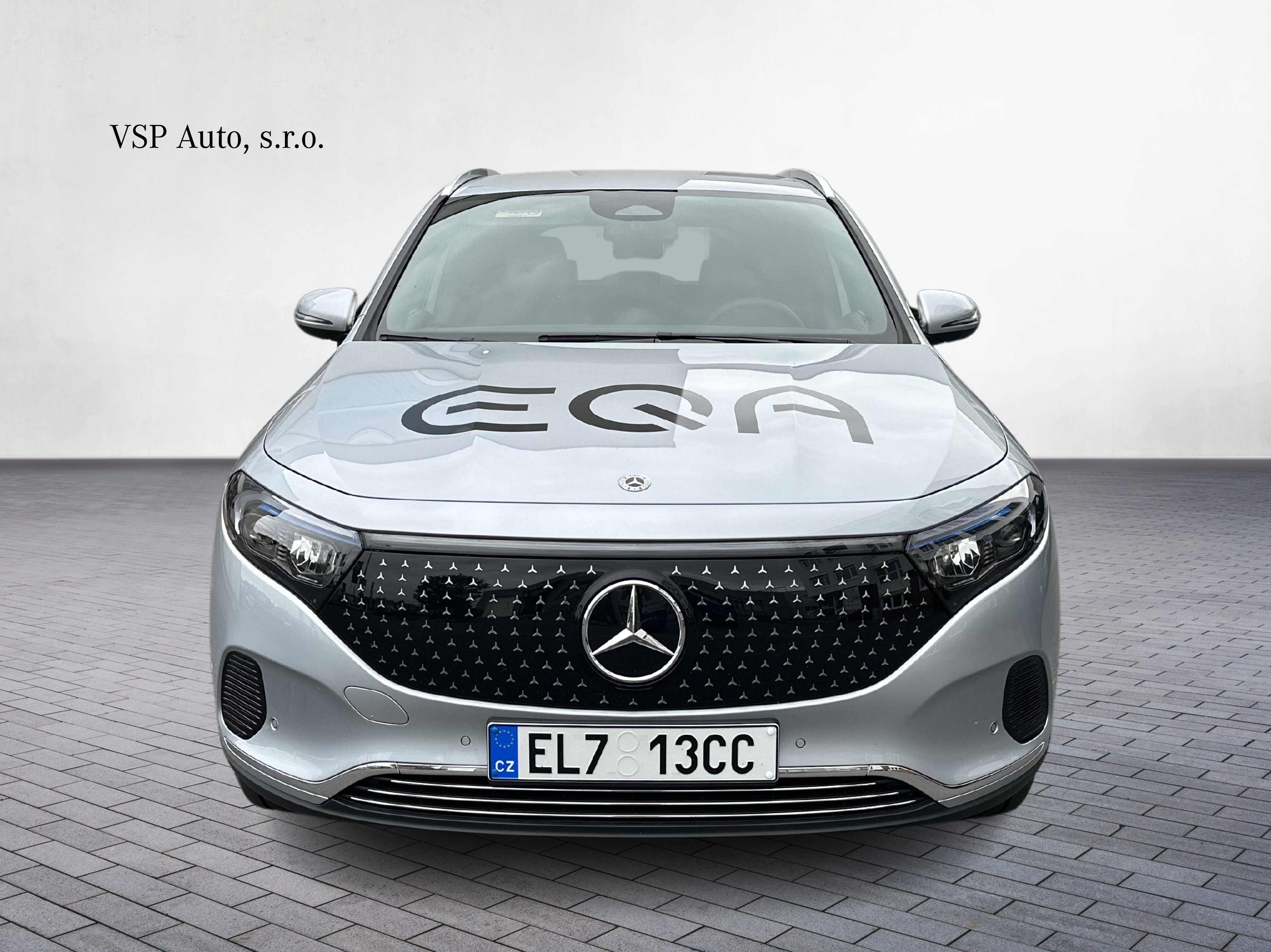 EQA 300 4MATIC - služební vůz